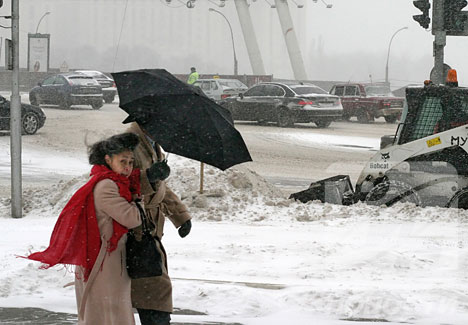 Heavy snowfall paralyses normal life in Shimla, Srinagar