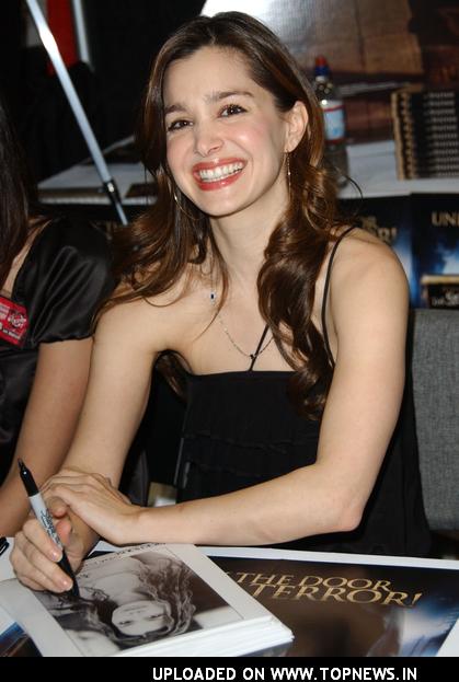 Gina phillips actress