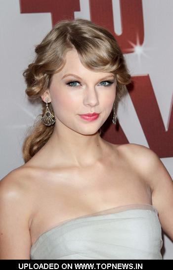 Taylor Swift at CMA Awards 2011 Taylor Swift at CMA Awards 2011