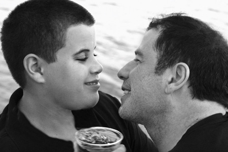 Travolta flies back to Florida with son's ashes 