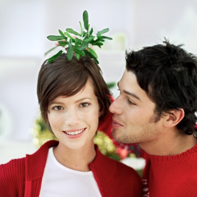 kissing-under-mistletoe