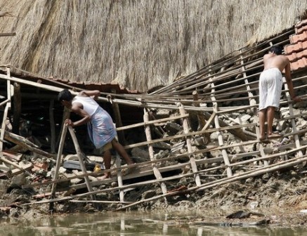 Cyclone Aila kills 82 in eastern India, rescue work on