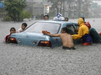 Torrential rains lash Peru, killing eight 