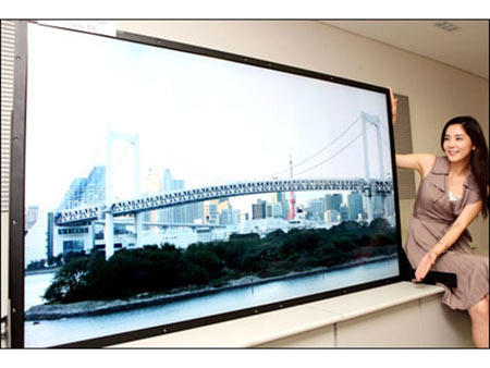 Samsung Showcases Its 82-Inches LCD TV Panel At SID