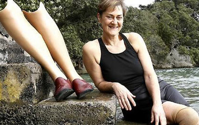Legless New Zealand woman swims with "mermaid tail" 