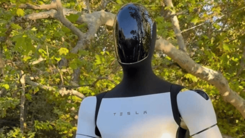 Kim Kardashian Introduces Tesla’s Robot Optimus