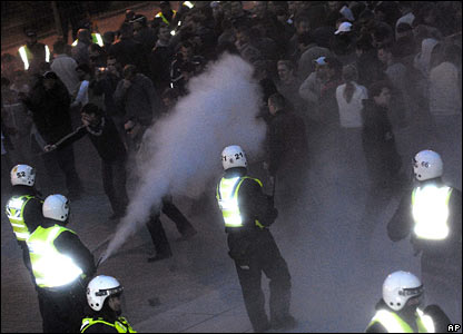 Norwegian police use teargas on protesters against pro-Israel rally 