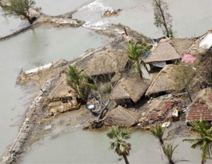 India cyclone death toll reaches 100, situation grim